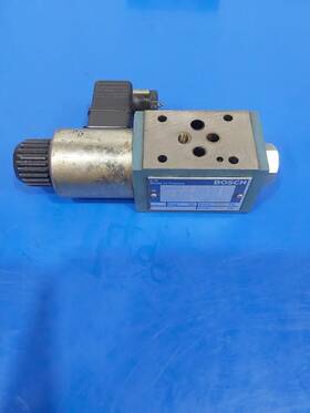 0-811-004-104 Bosch Directional Valve 3500 Psi Used