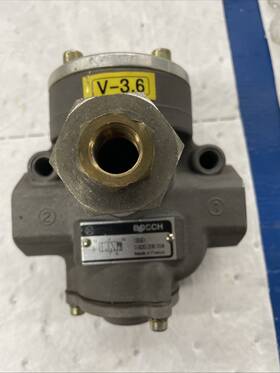 0820206104 Bosch - Pneumatic Pilot Operated Directional Valve 1 Inch Npt