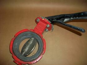 J022184-1114311 Cameron Ultraflow Butterfly Hand Valve D10 316ss Flap 4 Inch Id Used