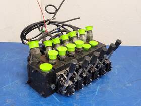 10r-05310 Danfoss Pvg32 6 X Proportional Hydraulic Servo Manual Valve Pve4sv