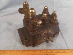 39055-039c Eaton Hydraulic Valve Very Nice Take Off