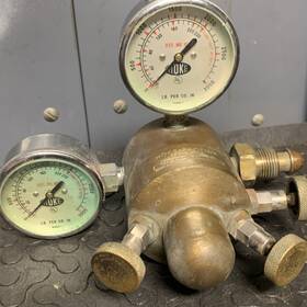 510b13 Hoke-phoenix 2-gauge Gas Flow Regulator 0-3000 Psi 0-1000 Untested