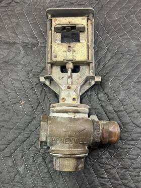 V5013a-1229-2 Honeywell V5011n2097 1-1/2 Inch Three-way Mixing Globe Valve Fast Shipping