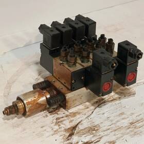 200-4e2-39 Koganei Pneumatic Solenoid Valve Assembly With 4x Manifold