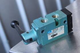 180021-212-0001 Mac Solenoid Valve Locking Lever 5/2 Position 1/4 Inch Ports Cv 1.4