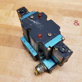 6533b-000-pm-111da Mac Solenoid Valve With Pme-111daag Valves - Used