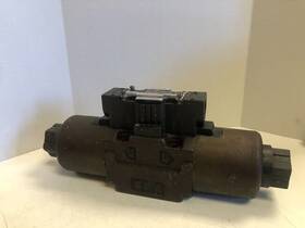 Ss-g03-c7y-r-d1-e20 Nachi Double Solenoid Hyd Valve 12vdc Model # Ssg03-c7y-r-d1-e20
