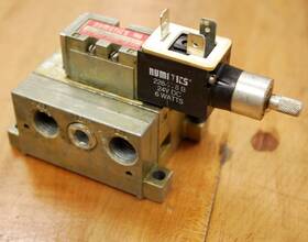 031sa4004011z Numatics Manifold With 1 Solenoid - Used