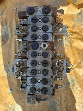 10-spool Parker 7850 Hydraulic / Electric Control Valve