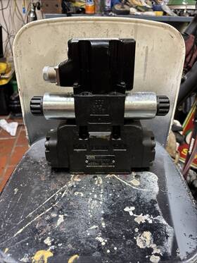 D31fbe02ec4nw5010 Parker Used / D1fve02cc0nw5311 Valve