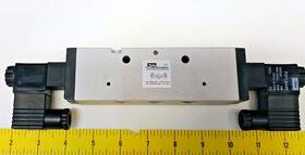 P2laz891eendbb49 Parker 4 Way/3 Position 1/8 Npt Solenoid Valve Used