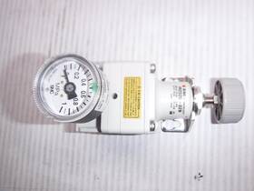 Ir2020-02b Smc Precision Pressure Regulator / G36-10-01 Gauge