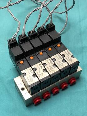 Nvz314-9g-01t Smc 5 X Solenoids With Manifold 24vac 1/4 Inch Outputs