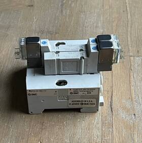 Ss5y3-45-02u-c4 Smc Solenoid Valve Manifold With Sy3140-5loz And Sy3240-5loz Valves