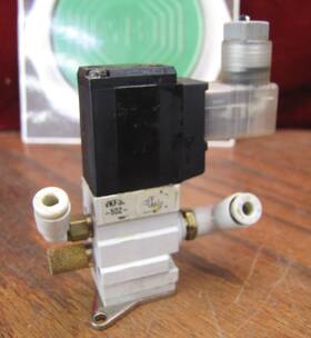 Vkf33-5dz Smc 3 Port Solenoid Valve 24v Dc 2w With 5/32 Inch Quick Connects
