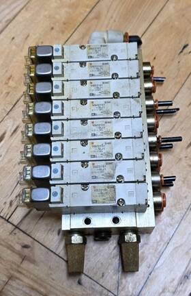 Vqz2151-5lo Smc Lot Of 8 Solenoid Air Control Valve With Port Manifold