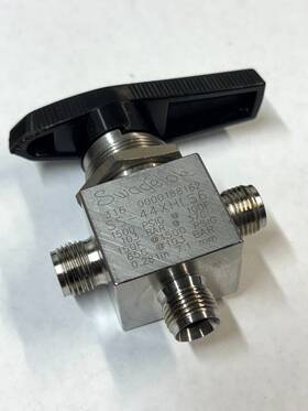Ss-44xhls6 Swagelok Used - 316 Stainless Steel 3/8 Inch Compression 3-way Ball Valve