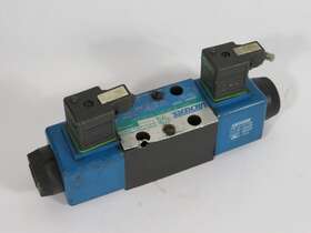 Dg4v-3s-6c-m-u-b5-60-en21 Vickers 4way Directional Valve Cos Dmg Used