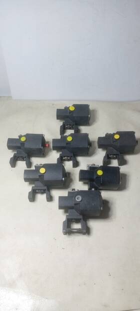 131da Whitey Seven Good Working Double Acting Pneumatic Actuators