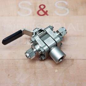 Ss-62xts4-f4 Whitey 3 Way Ball Valve Ss Body 1000 Psi - Used