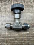 Parker V-series 1/4" 5000 Psi General Purpose Needle Valve (4Z(A)-V4LR-SS) B1-4. Fixed Price $80.00.